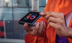 Motorola Razr utstyrt med batterilevetid hele dagen, i hendene på en jente