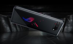 Asus ROG Phone 5 sett bakfra mot sort bakgrunn