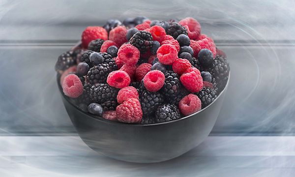 Frosne bær inni et frostfritt Samsung-kjøleskap