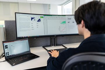 B2B - Person som sitter foran PC-skjermen på et kontor