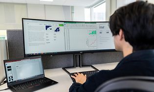 B2B - Person som sitter foran PC-skjermen på et kontor