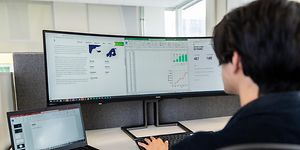 B2B - Person som sitter foran PC-skjermen på et kontor
