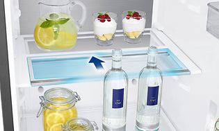 Samsung RR39C7BC6WW-EF kjøleskap med Slide-in hylle og desserter, sitroner og glassflasker i hyllene