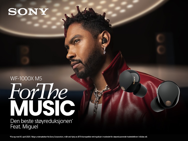  Sony WF-1000XM5 in-ear hodetelefoner i ørene på en mann og teksten For the Music