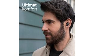 Mann poserer med Sony WF-1000XM5 in-ear hodetelefoner 