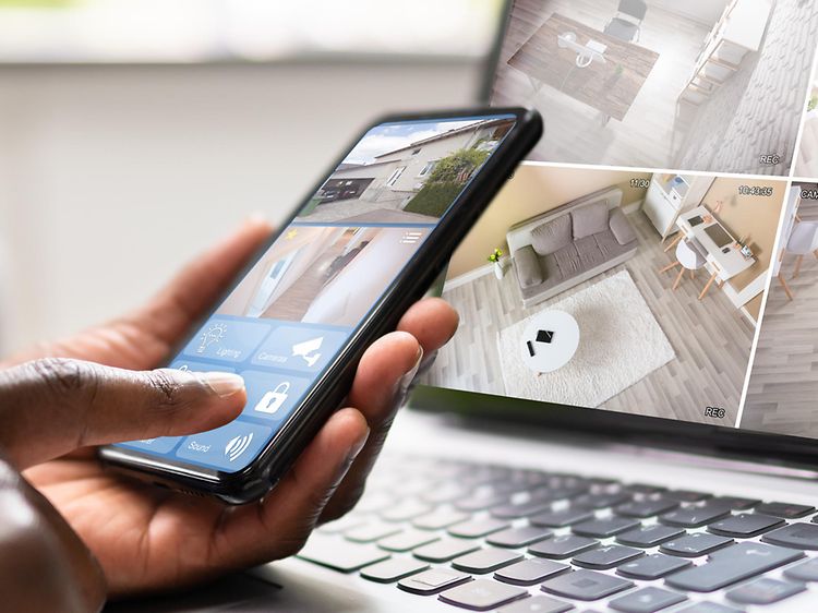 Oversikt over et komplett hjemmeovervåkingssystem, inkludert sikkerhetskameraer og en app