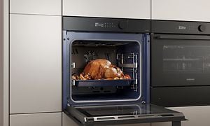 Innebygs Samsung-ovn med stor kapasitet og en grillet kylling
