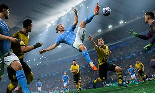 EA Sports FC24 - Haaland midt på banen