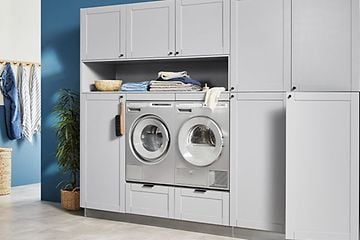 Lys grå EPOQ Shaker vaskerom i åpen vaskeromsløsning, med vaskemaskin og tørketrommel