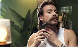 En mann som barberer sitt skjegg med Philips OneBlade Pro 360