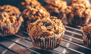 Nærbilde av muffins på bakerist