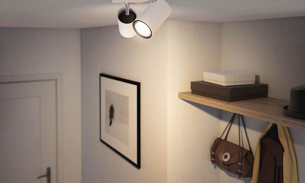 Philips innendørs spotlights som lyser opp en hvit gang