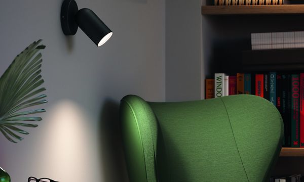 Philips innendørs spotlights som lyser på en grønn lenestol i en stue