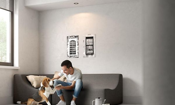 Philips innendørs spotlights i stue der en mann klapper en hund