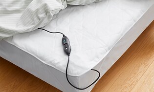 Oppvarming - ReLuxury varmeteppe på seng med fjernkontroll på sengekanten