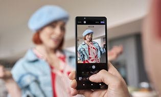 Sony Xperia 5 V brukes til å ta bilde av poserende kvinne