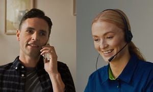 En kunde og kundesenter medarbeider snakker sammen på telefon