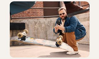 Mann bruker Google Pixel 8 og filmer en som står på skateboard