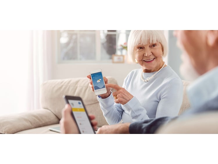Eldre mann og kvinne med smarttelefon