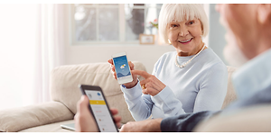 Eldre mann og kvinne med smarttelefon