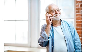 Eldre mann snakker i smarttelefon