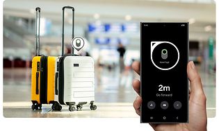 Samsung SmartTag 2 på en koffert og en hånd som holder en smarttelefon med app-en på