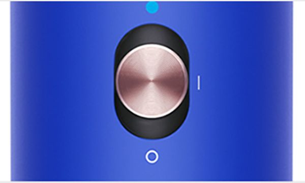 Nærbilde på kaldlufts-knappen på Dyson Airwrap™ Complete Long multistyler Special Edition Blue Blush