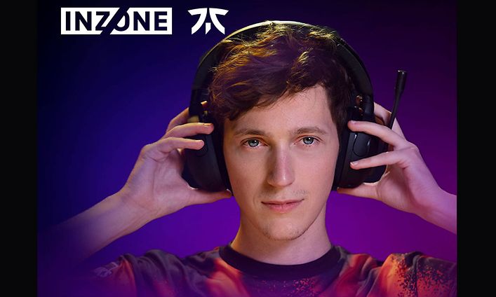Boy wearing Sony INZONE H5 Wireless Gaming Headset - Fnatic-samarbeid