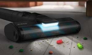 Nærbilde av et Samsung Jet som støvsuger godteri ved hjelp av Slim LED-børsten