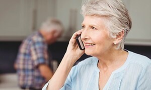 Eldre kvinne snakker i mobilen