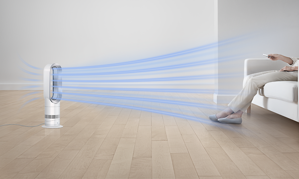 Illustrasjon av Dyson Hot+cool Jet Focus vifteovn som sender ut kald luft mot en person som sitter i en sofa