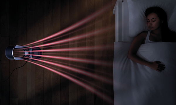 Illustrasjon av Dyson Hot+cool Jet Focus vifteovn med sleep timer som sender ut varme ved siden av en person i sengen