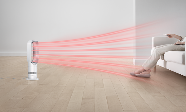 Illustrasjon av Dyson Hot+cool Jet Focus vifteovn som sender ut varm luft mot en person som sitter i en sofa