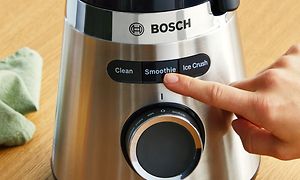 Person trykker på smoothie-knappen på en Bosch VitaPower Series 4 blender