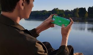 Telecom - OnePlus - OnePlus 12 - Person spiller på en OnePlus 12