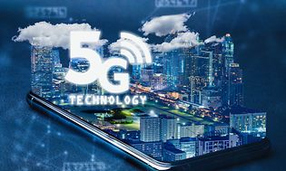 5G nett teknologi vist i en bok prosjektert fra en mobiltelefon