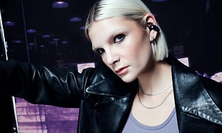 CE - Bose Ultra Open Earbuds - Dame har på sorte Bose Earbuds