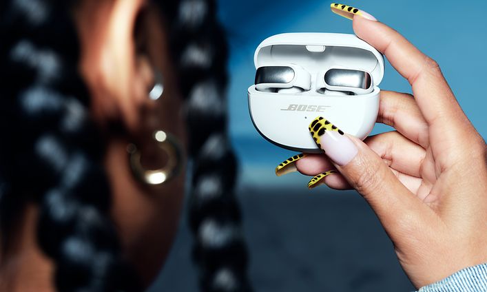 CE - Bose Ultra Open Earbuds - Dame holder Bose Earbuds