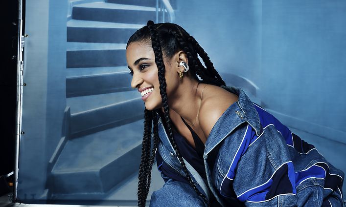 CE - Bose Ultra Open Earbuds - Woman har på seg Bose Earbuds