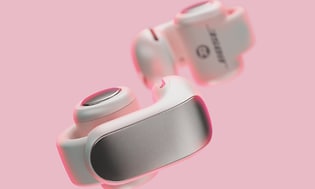 CE - Bose Ultra Open Earbuds - Bose Earbuds på en rosa bakgrunn