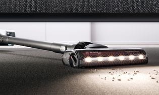Trådløs Bosch-støvsuger rengjør smuler under sofaen