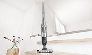 Bosch Serie 4 Flexxo trådløse støvsuger står oppreist i et moderne hus