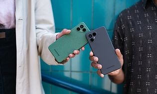 Fairphone 4 i grønn og grå i hendenen på to forskjellige personer