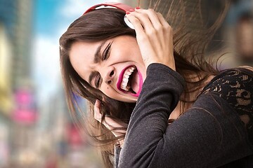 Kvinne i byområde med støyreduserende hodetelefoner på