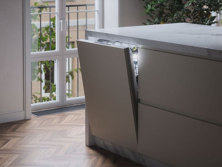 Integrert oppvaskmaskin med åpen dør i moderne kjøkkenøy
