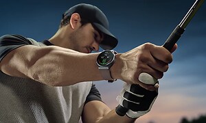 Huawei Watch smartklokke på håndleddet til en mann som spiller golf