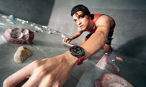 Mann som bruker Huawei Watch mens han klatrer i vegg