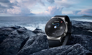 Huawei Watch GT2 på en steinete strand