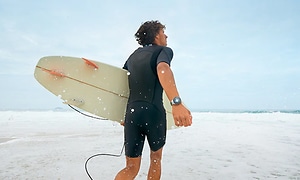 Mann som bruker Huawei Watch-GT2e 4 mens han surfer
