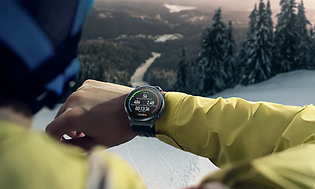 Person som ser på sin Huawei Watch i vinterlandskap